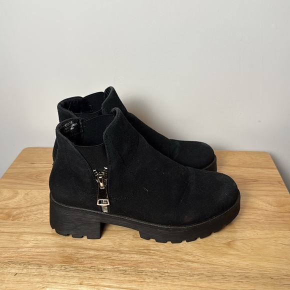 Cushionaire Women’s Black Portia Lug Bootie Faux Suede size 9M - Picture 6 of 10